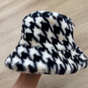 Fluffy girl bucket hat 🖤